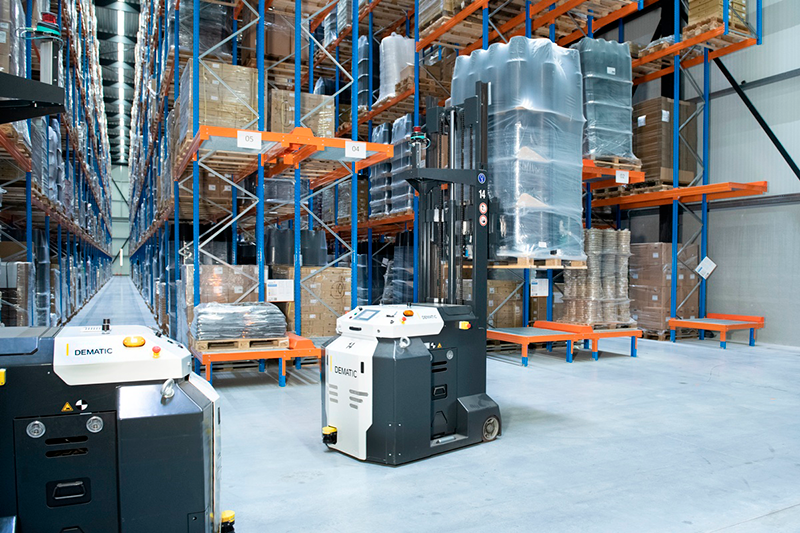Automated Guided Vehicles (AGVs) transport and store a wide range of products and materials in a variety of industries and operations—factories, warehouses, distribution centers and shipping areas. AGVs are a safe and secure way to increase process efficiency and improve business profitability.