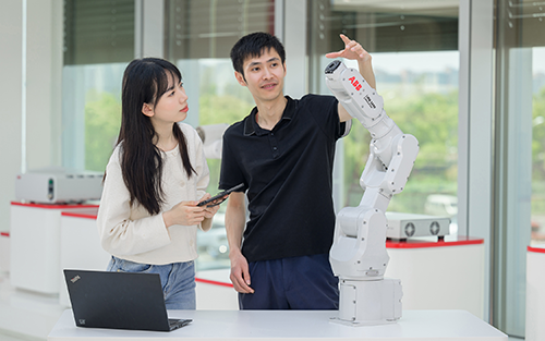 ABB Expands Education Offering with Launch of the IRB 1090