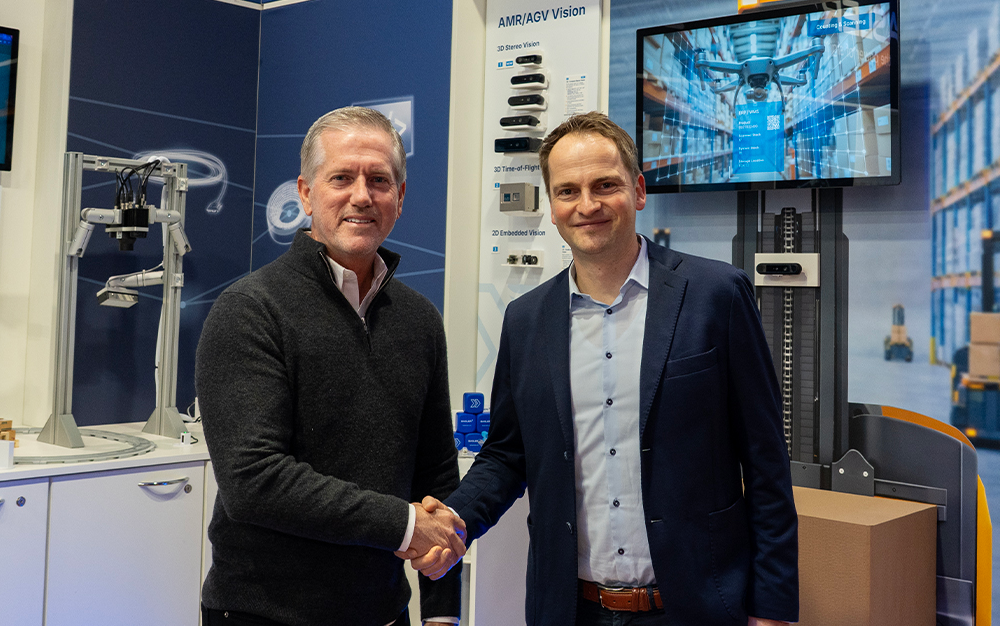 Handshake between Basler AG and Orbbec: Mike McSweeney, vice president of Sales at Orbbec (left) and René von Fintel, executive director Business Management at Basler AG (right).