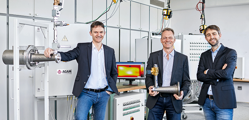 In front of an AGAM system: Dr. Matthias Ritter (left) and Dr. Martin Brodeck (right), both Managing Directors of Bonnenberg & Drescher, and Ralf Stachelhaus (center), Head of the Beckhoff Rhine-Ruhr, Germany branch office.