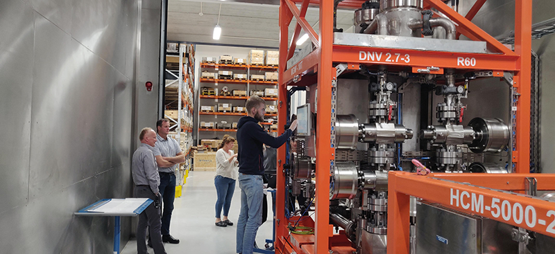 Jørgen Bruntveit during a plant test: With the CPX3721, the operator has the operational status in view at all times and can intervene if necessary. (© FourPhase)