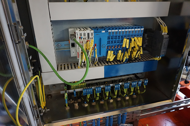 Plants that process oil and gas products place high demands on explosion protection. With the ELX system, signals from the hazardous areas can be processed safely. (© FourPhase)