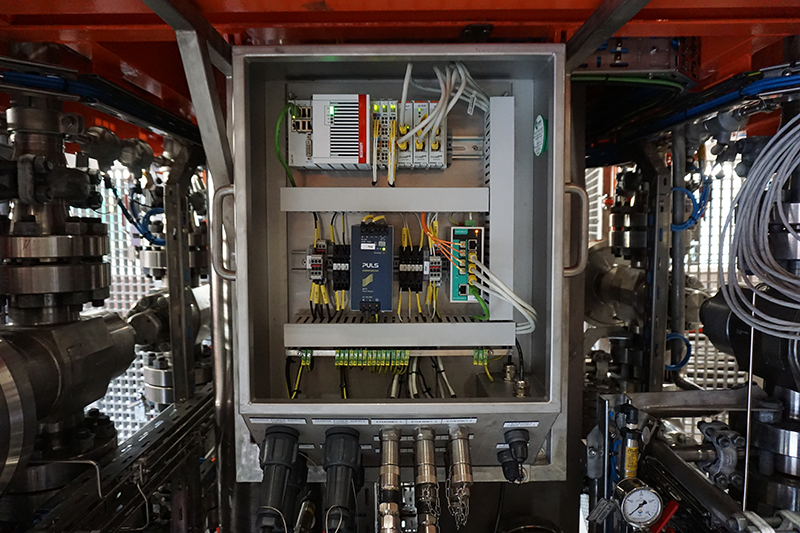 For its 'brainbox' FourPhase uses a CX5140, this functions simultaneously as a central hub and PLC. (© FourPhase)