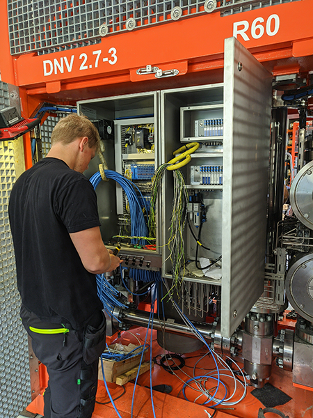By using EtherCAT, FourPhase has significantly reduced system response times. The modular, scalable I/O systems and the flexibility of PC-based control technology cover every application. (© FourPhase)