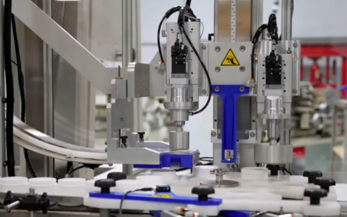 Figure 2:&nbsp;Balpack, Mitsubishi Electric and HPE Automation developed a precise torque control system for capping small bottles.