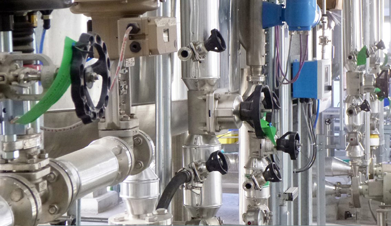 Figure 1: A process plant may have  thousands of smart instruments, all  providing status and diagnostic data  needed by IIoT software.