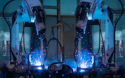 Manufacturers Gambling Competitive Advantage with Slow Digital Investments and Lack of ROI