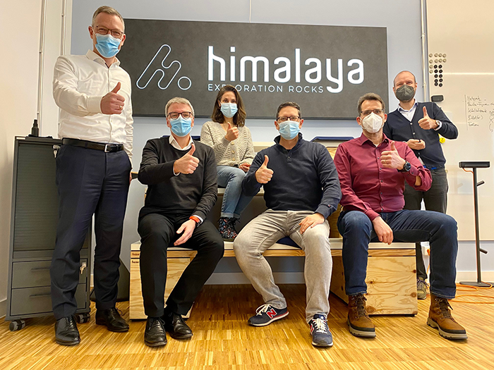 Jörg de la Motte (CEO at HIMA) und Dr. Alexander Horch (Vice President R&D at HIMA) congratulate the himalaya team on its 1-year anniversary.