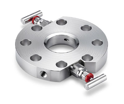 Figure 2: Compact flushing ring assemblies take up much less space than traditional flushing rings, and feature tangential fluid injection, providing superior cleaning. This example is the Rosemount 319C.