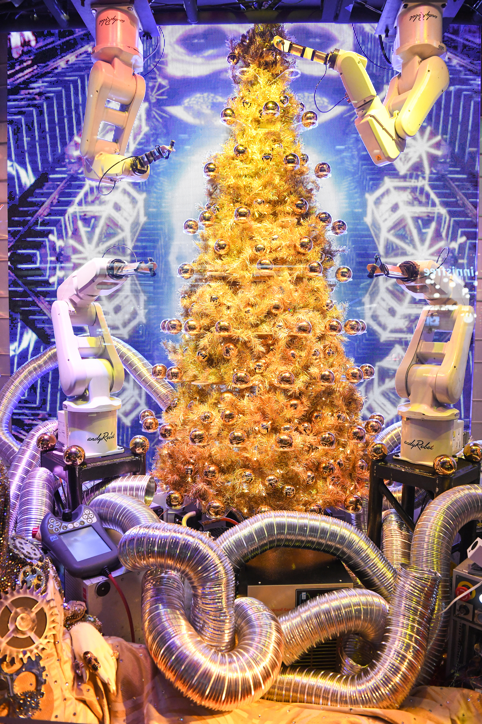 Thumbnail for ABB robots help Bloomingdale's ring in holiday season