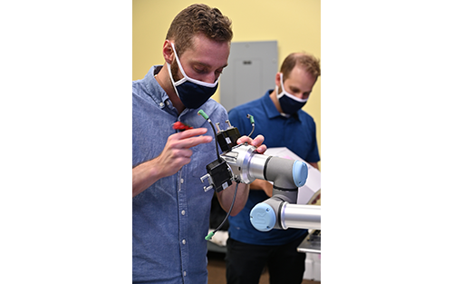 New Scale Robotics Gains Certified System Integrator Status from Universal Robots