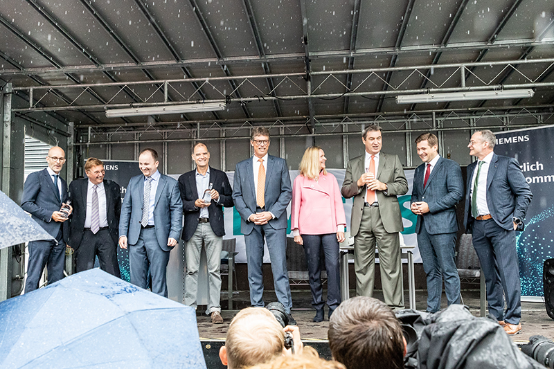 In picture from left: Philipp Matthes, Uwe Bartmann, Andreas Schmuderer, Marko Krasser, Managing Director SWW Wunsiedel, Thilo Rießner, Matthias Rebellius, Veronika Bienert, CEO Siemens Financial Services, Minister President Markus Söder and Mayor Nikolas Lahovnic.