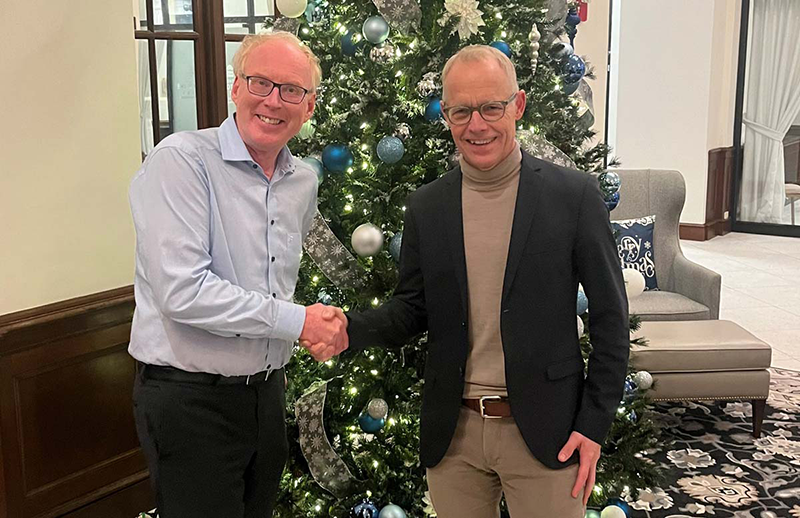 Marcel van Helten, CEO Red Lion Controls, and Staffan Dahlström CEO HMS Networks, after signing.