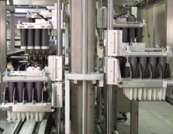 Continuous motion case packer for high-speed packing of bottles