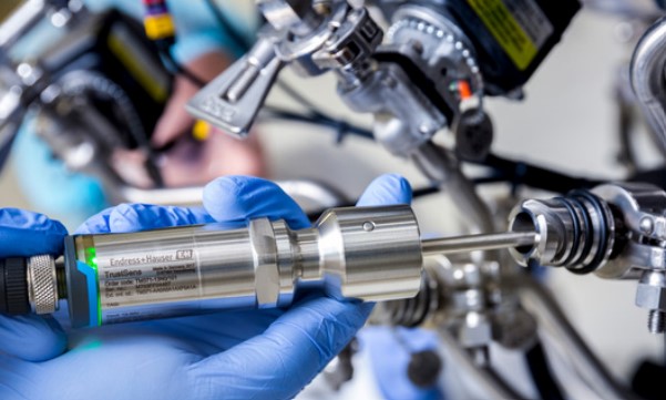 Figure 5: A quick disconnect feature can reduce calibration and downtime while reducing risk by eliminating the need to remove leads from the transmitter.